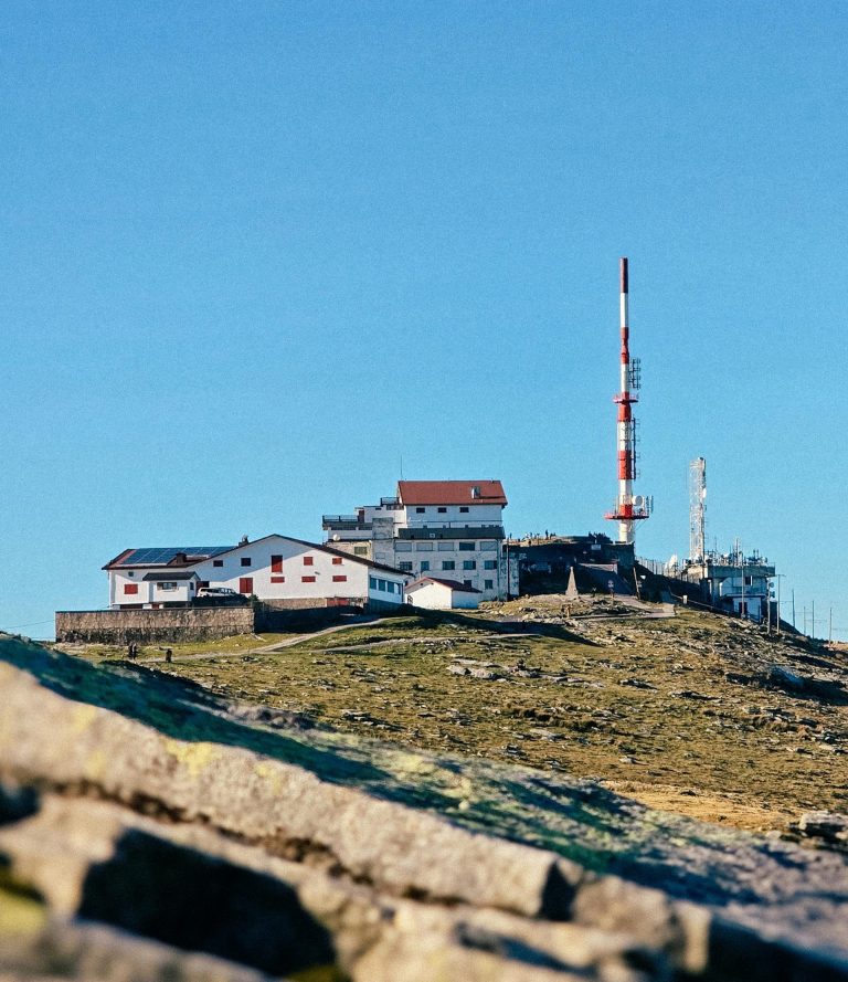Vue de la Rhune au Pays Basque, montagne emblématique symbolisant le défi, la solidarité et la réussite collective