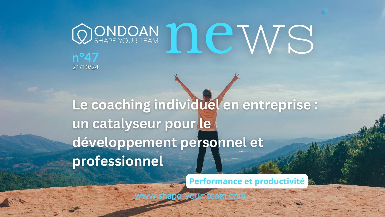 Une personne tendant les bras vers le ciel, symbolisant le développement personnel et professionnel accompagné par le coaching individuel en entreprise.