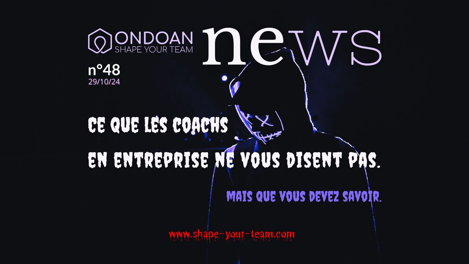 Silhouette effrayante dans le noir, illustrant les secrets du coaching en entreprise et la puissance de la motivation, pendant Halloween.
