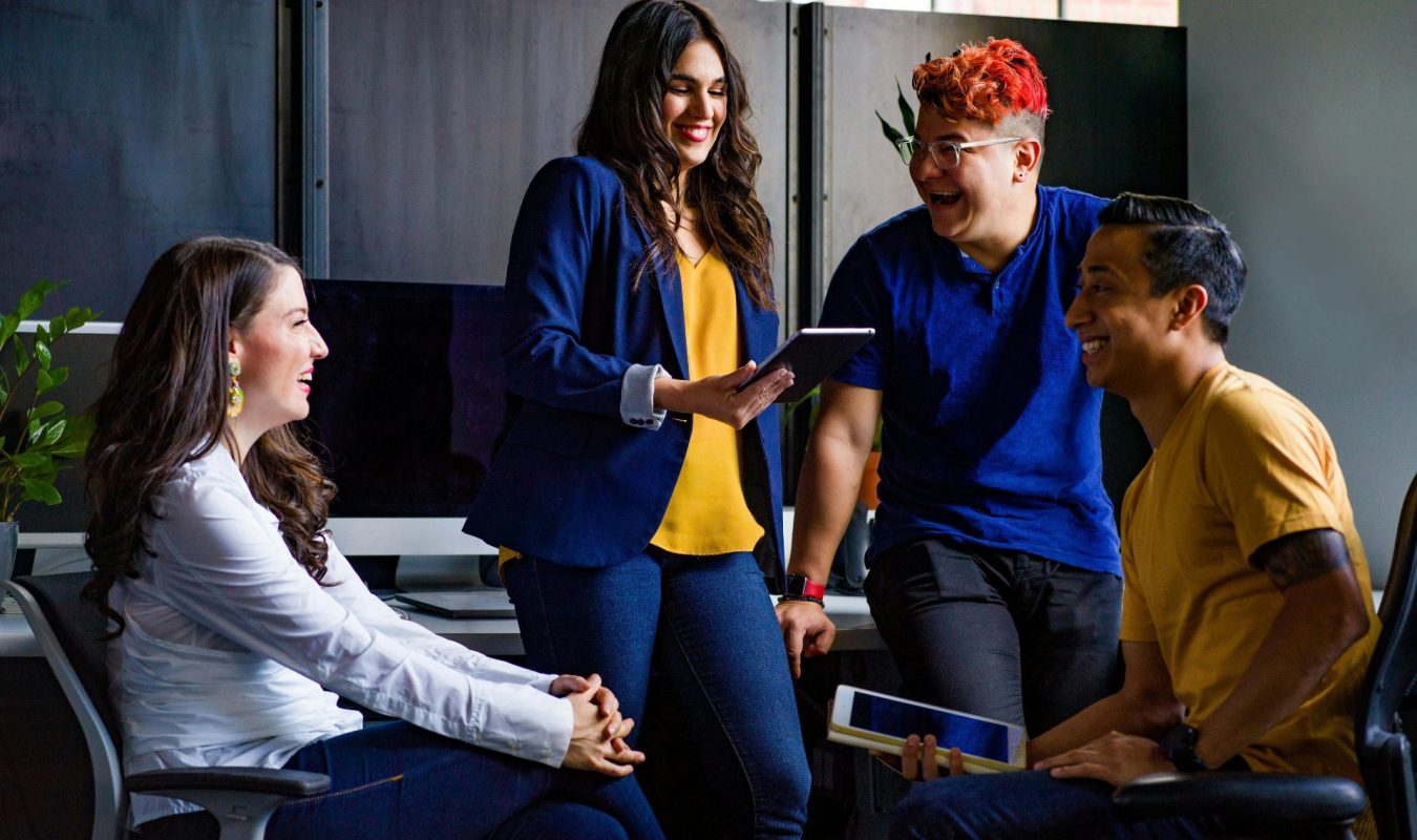 des collègues ensemble, symbolisant la collaboration et les actions pour renforcer la cohésion d'équipe.