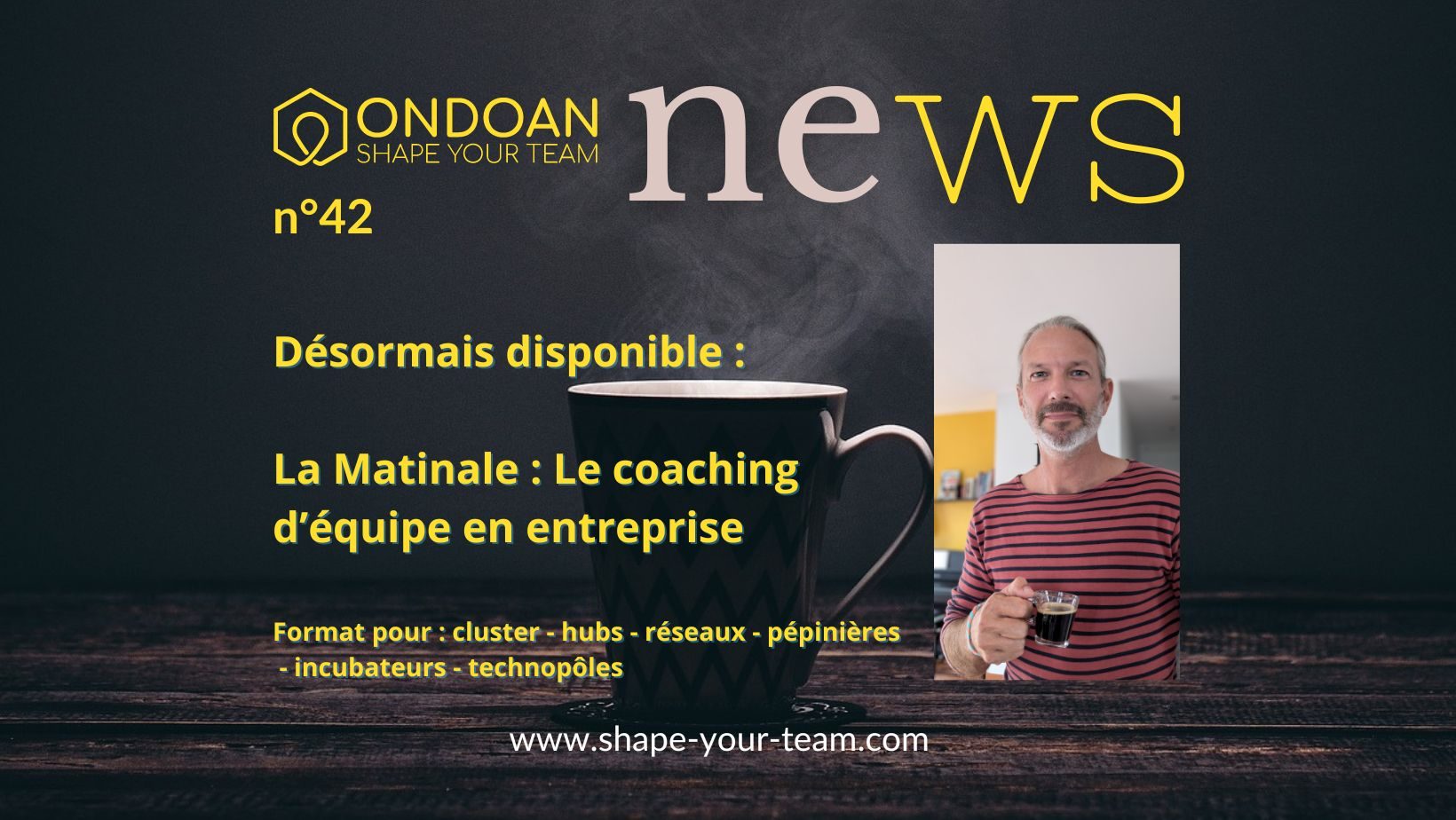 Fond noir avec une tasse de café et Frédéric Beauger prenant un café.