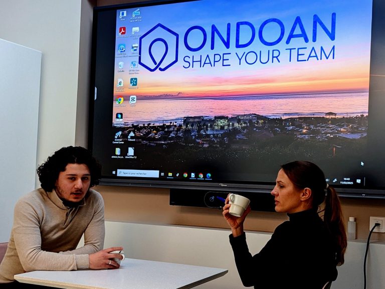 Une formatrice Ondoan Shape Your Team animant un atelier sur mesure pour un séminaire d'entreprise à Biarritz.