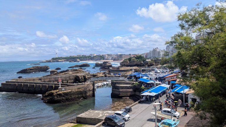 Vue plongeante sur le Port des Pêcheurs de Biarritz, son authenticité et ses cabanes colorées, idéal pour un séminaire d'entreprise.