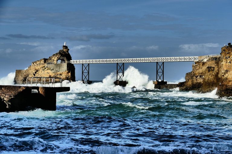Vue d'ensemble du Rocher de la Vierge à Biarritz, métaphore de la résilience d'une équipe face à l'adversité pour un séminaire d'entreprise.