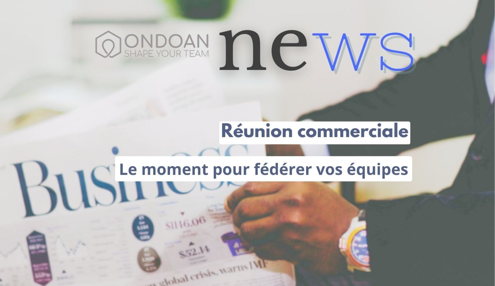 Des mains tenant un journal d'affaires pour illustrer les réunions commerciales et les objectifs de l'entreprise.