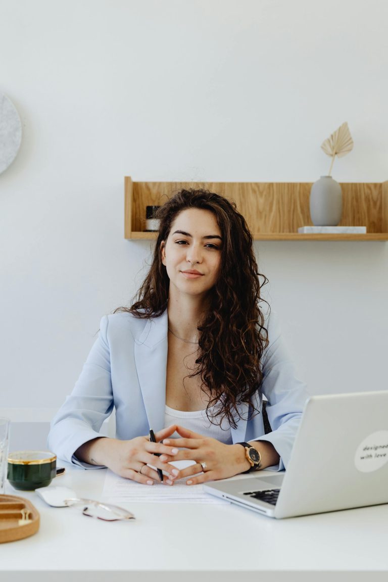 Femme au bureau sur ordinateur, symbolisant la première prise de conscience avec le modèle DISC.