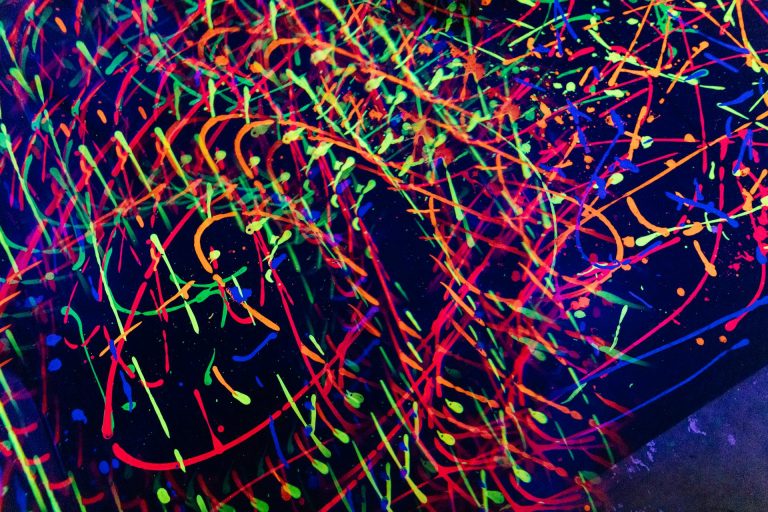 Traits lumineux colorés sur fond noir symbolisant l’entropie organisationnelle, les frictions internes et la dissipation d’énergie dans l’entreprise