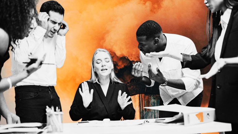 Groupe de collègues en conflit avec une fumée industrielle en arrière-plan symbolisant la pollution relationnelle et les tensions de communication en entreprise