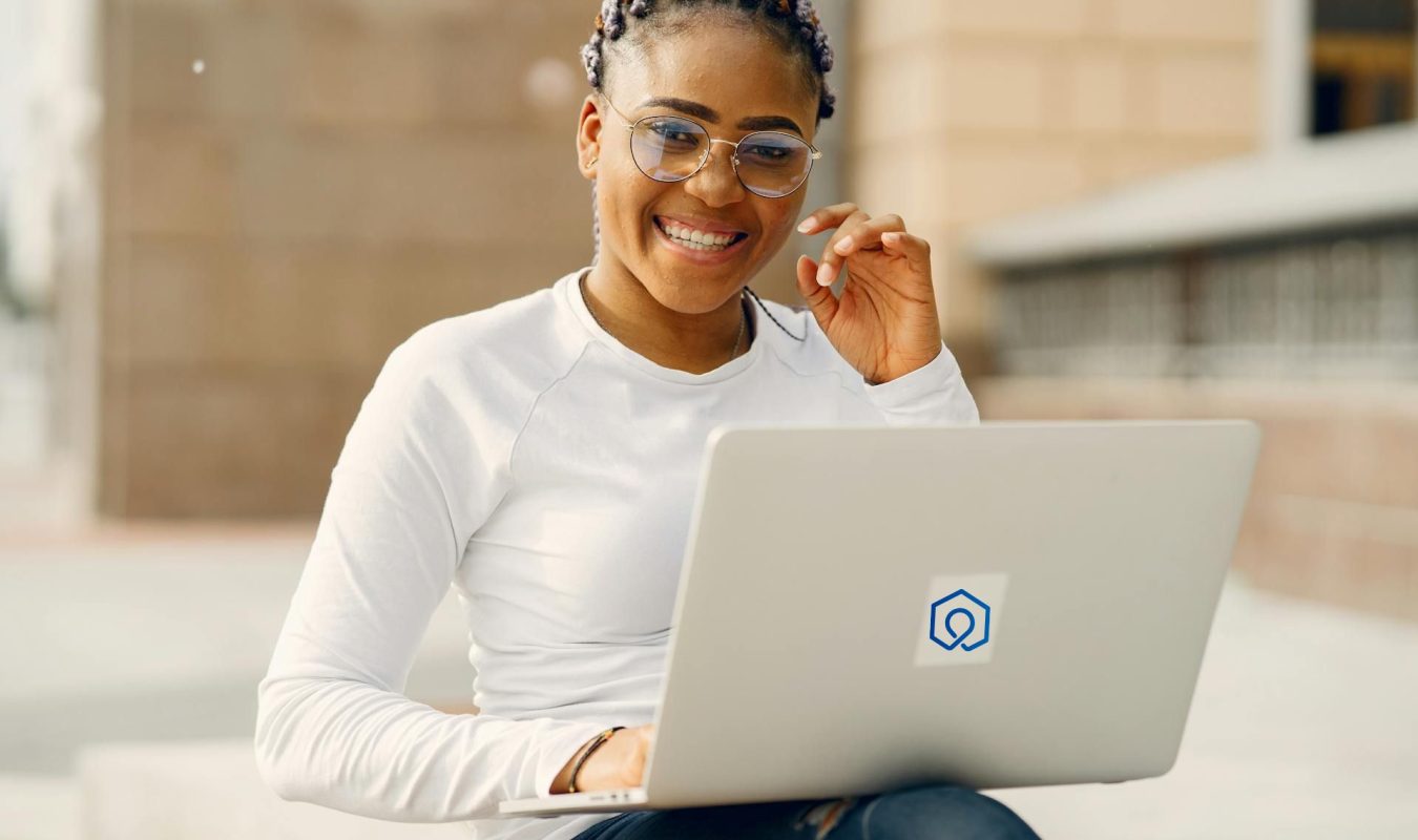 Femme en télétravail au soleil durant les jours fériés de mai