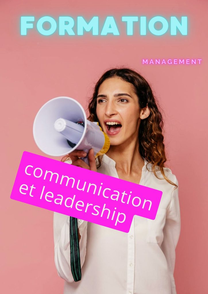 Manager inspirante utilisant un mégaphone avec une posture décontractée : développer son leadership et l'impact de sa communication d'équipe.