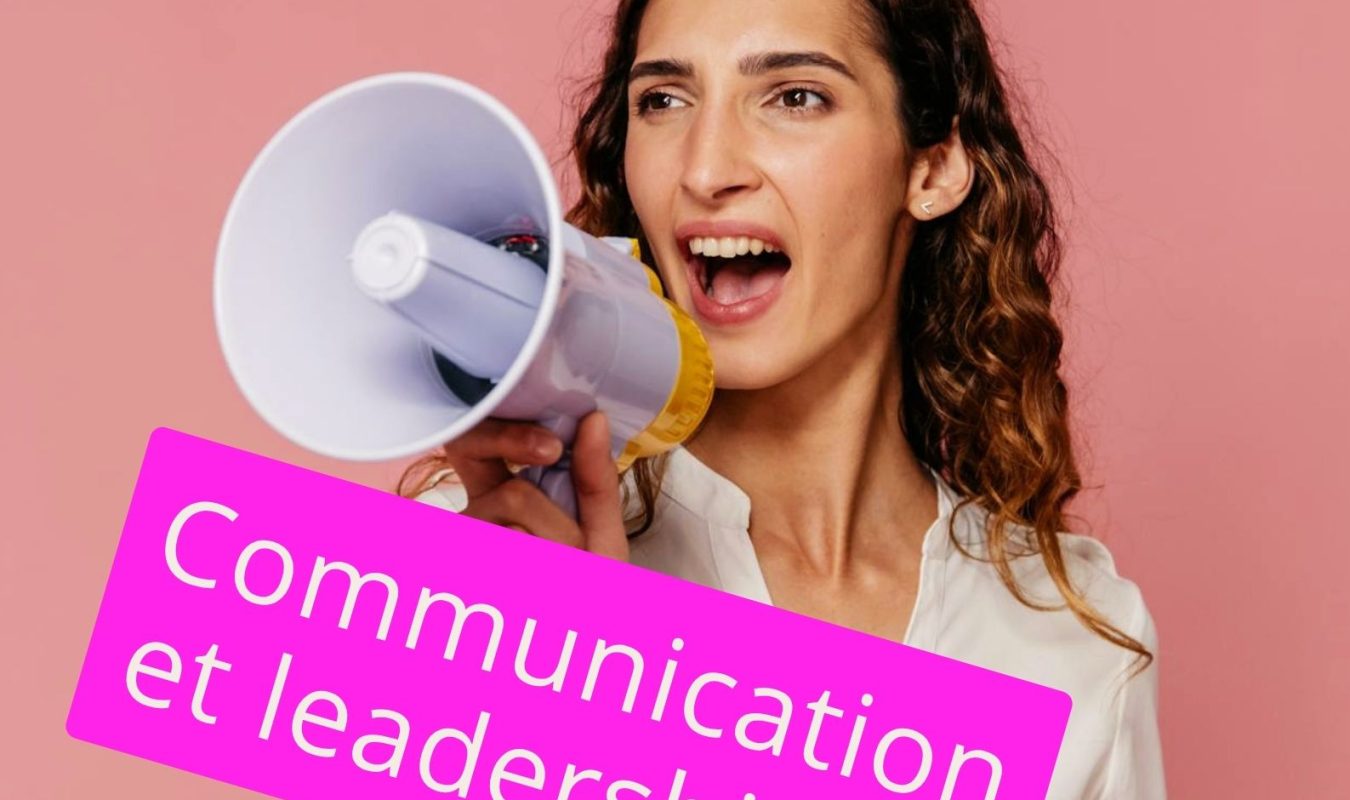 Manager inspirante utilisant un mégaphone avec une posture décontractée : développer son leadership et l'impact de sa communication d'équipe.