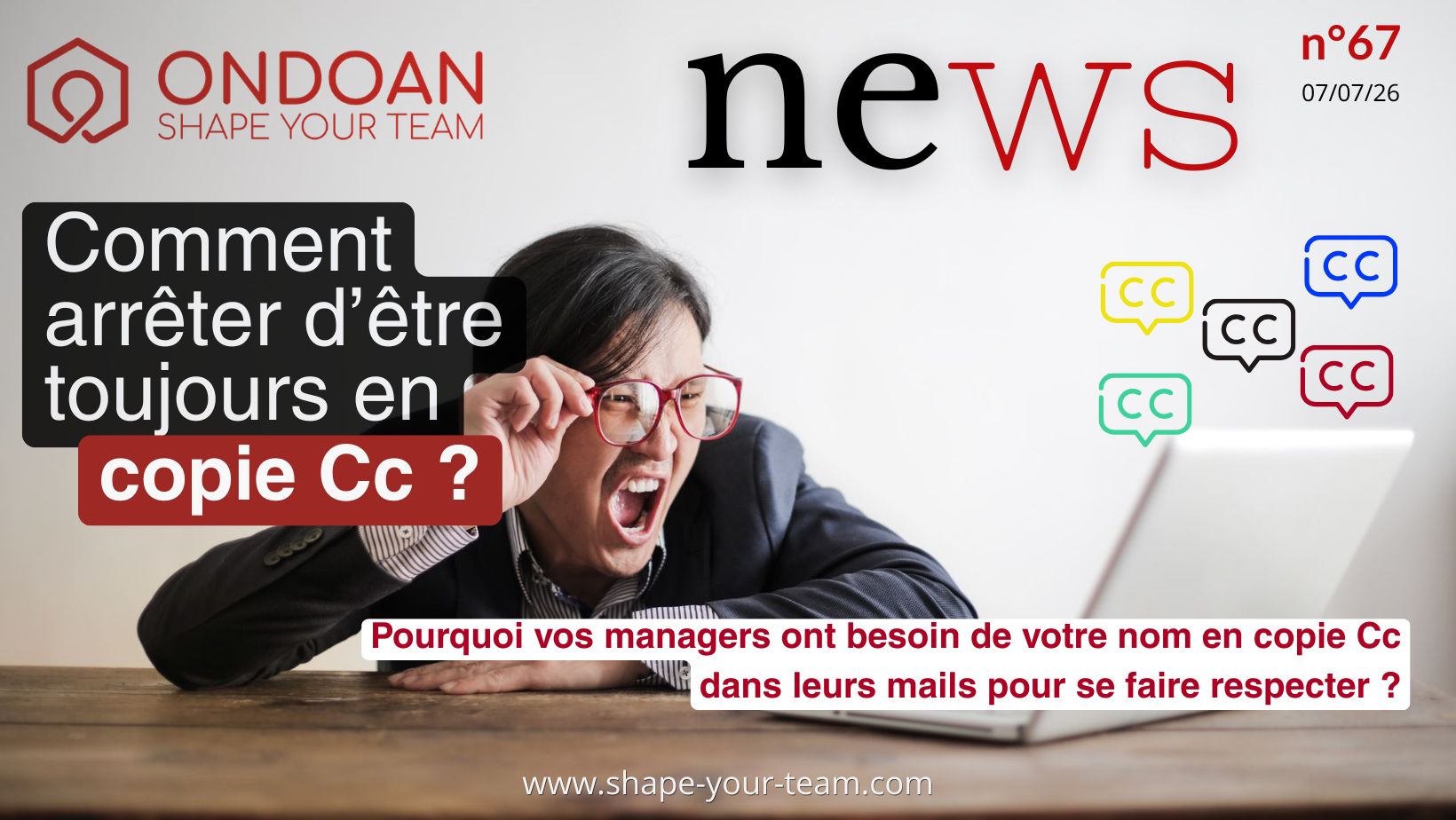 Illustration d'un dirigeant submergé par les e-mails en copie (CC), symbole d'un manque d'autonomie managériale et d'une délégation insuffisamment clarifiée.